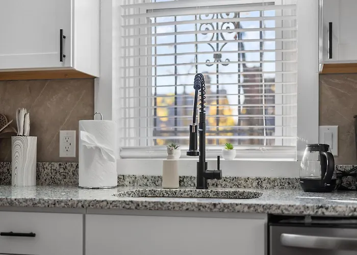 Squirrel Hill Chic Spacious 1br Parking Gym * Pittsburgh